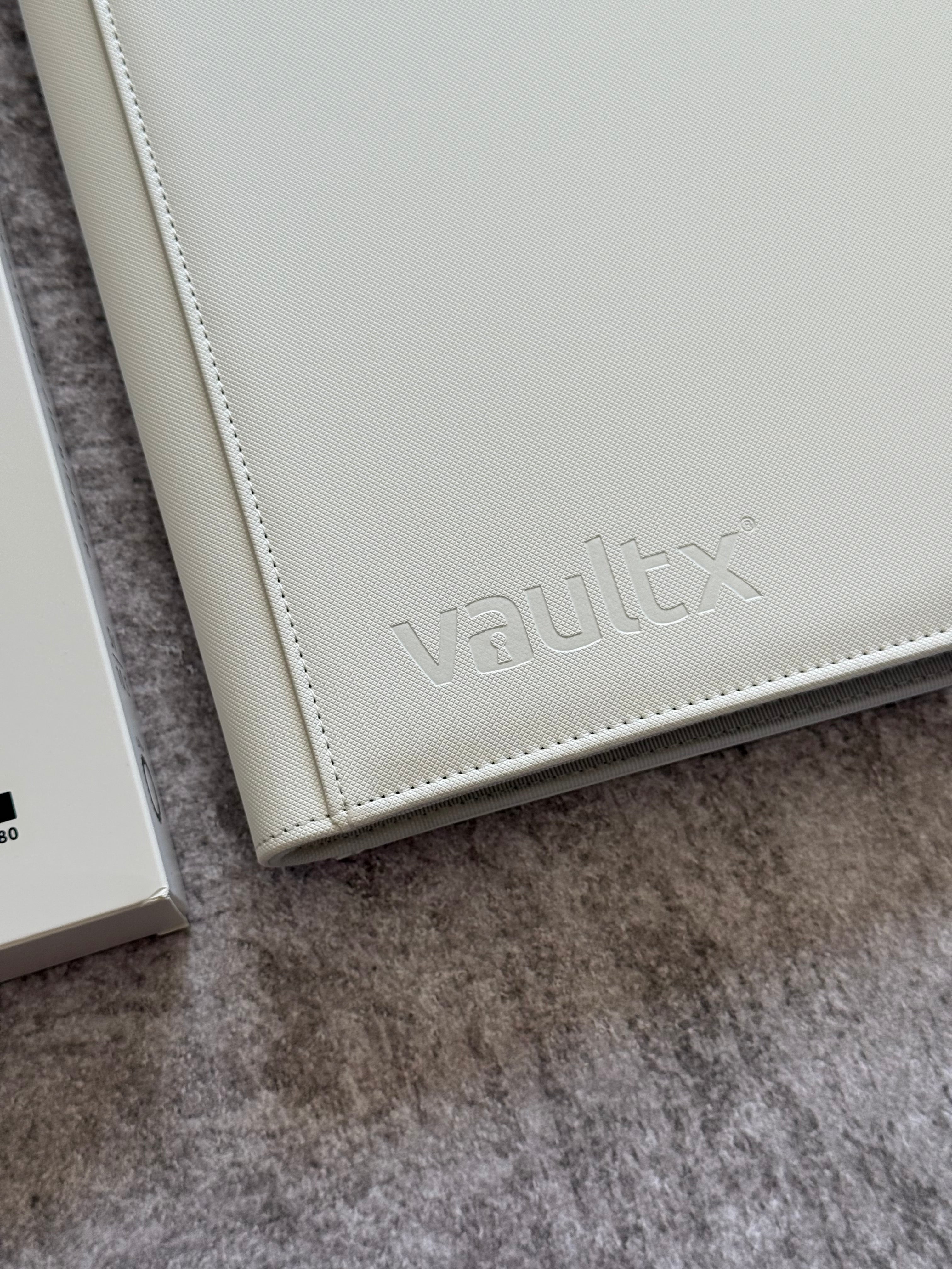 VaultX 12-Pocket Exo-Tec Zip Binder SV10.5 White (EDICION LIMITADA)