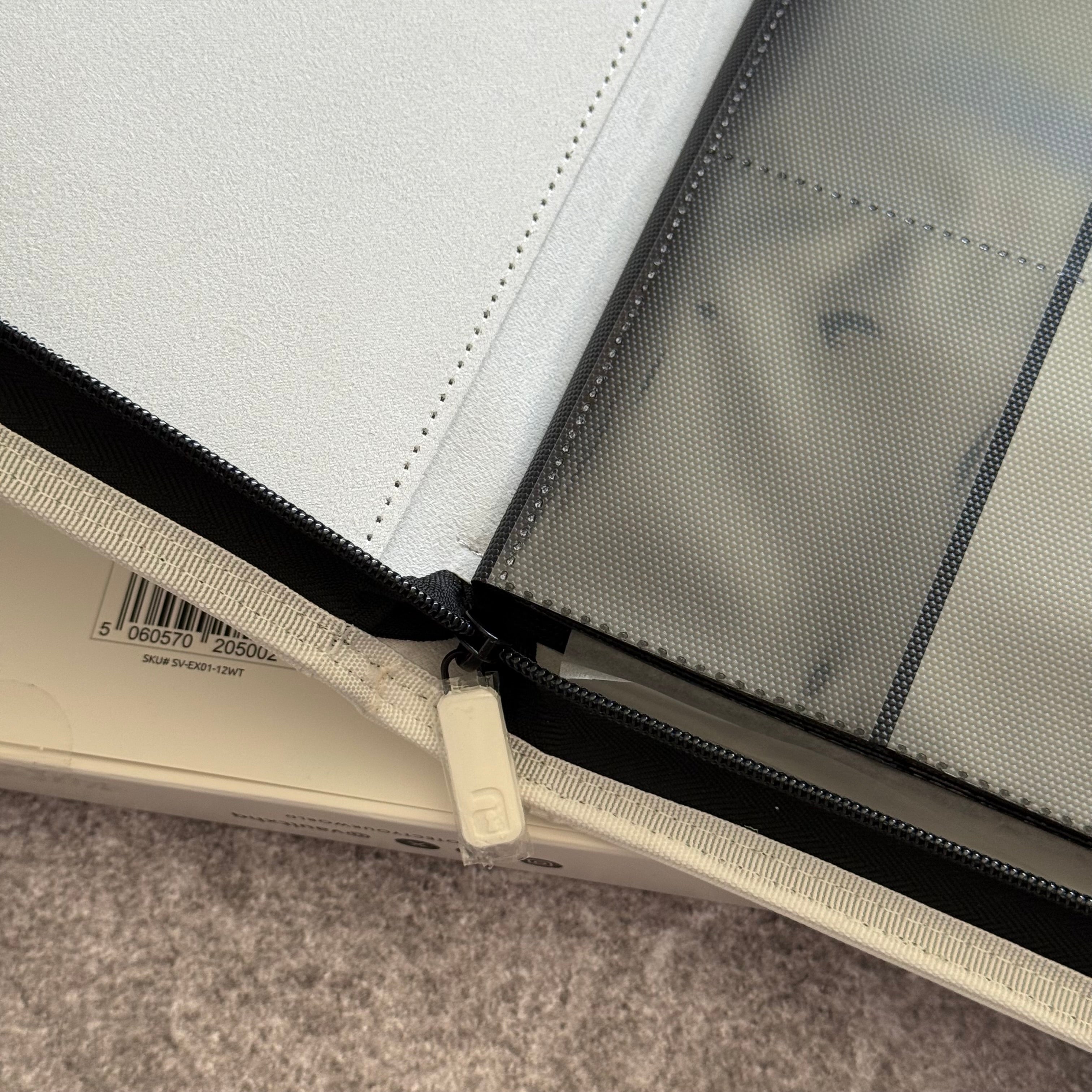 VaultX 12-Pocket Exo-Tec Zip Binder SV10.5 White (EDICION LIMITADA)