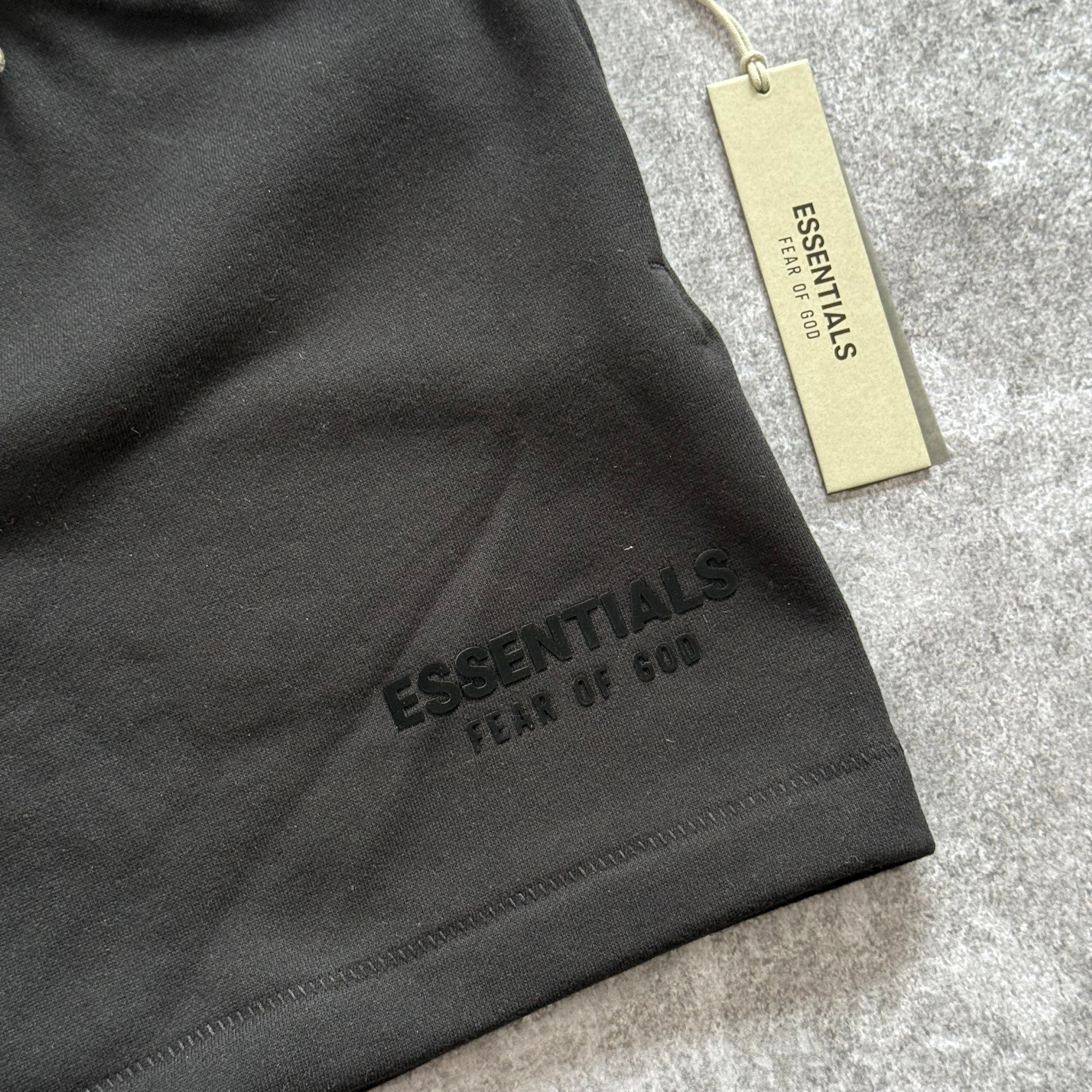 Short Essentials FW23 - Jet black