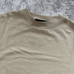 Remera Essentials FW23 "small logo" - Silver cloud