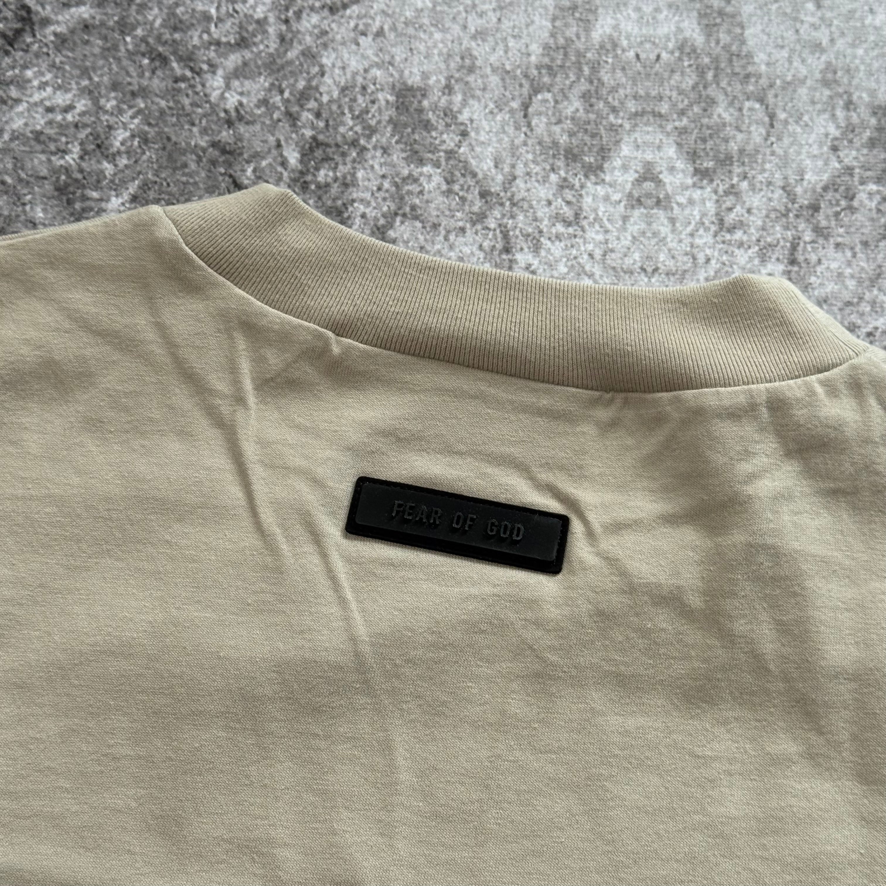 Remera Essentials FW23 "small logo" - Silver cloud