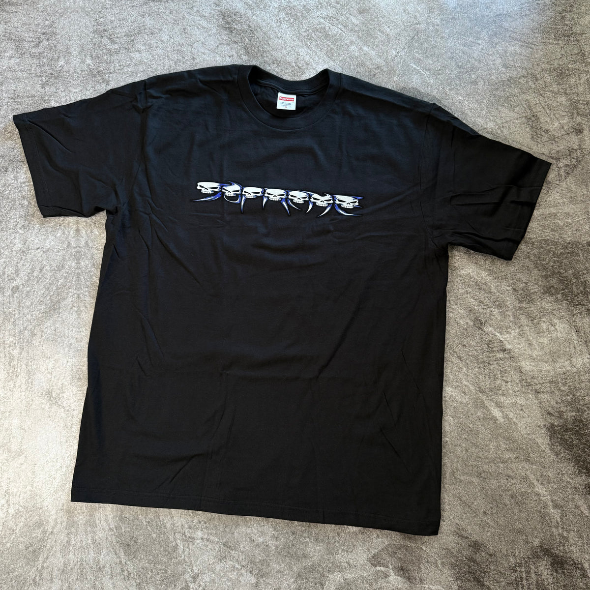 Remera Supreme "Skulls Spellout Tee" - Black
