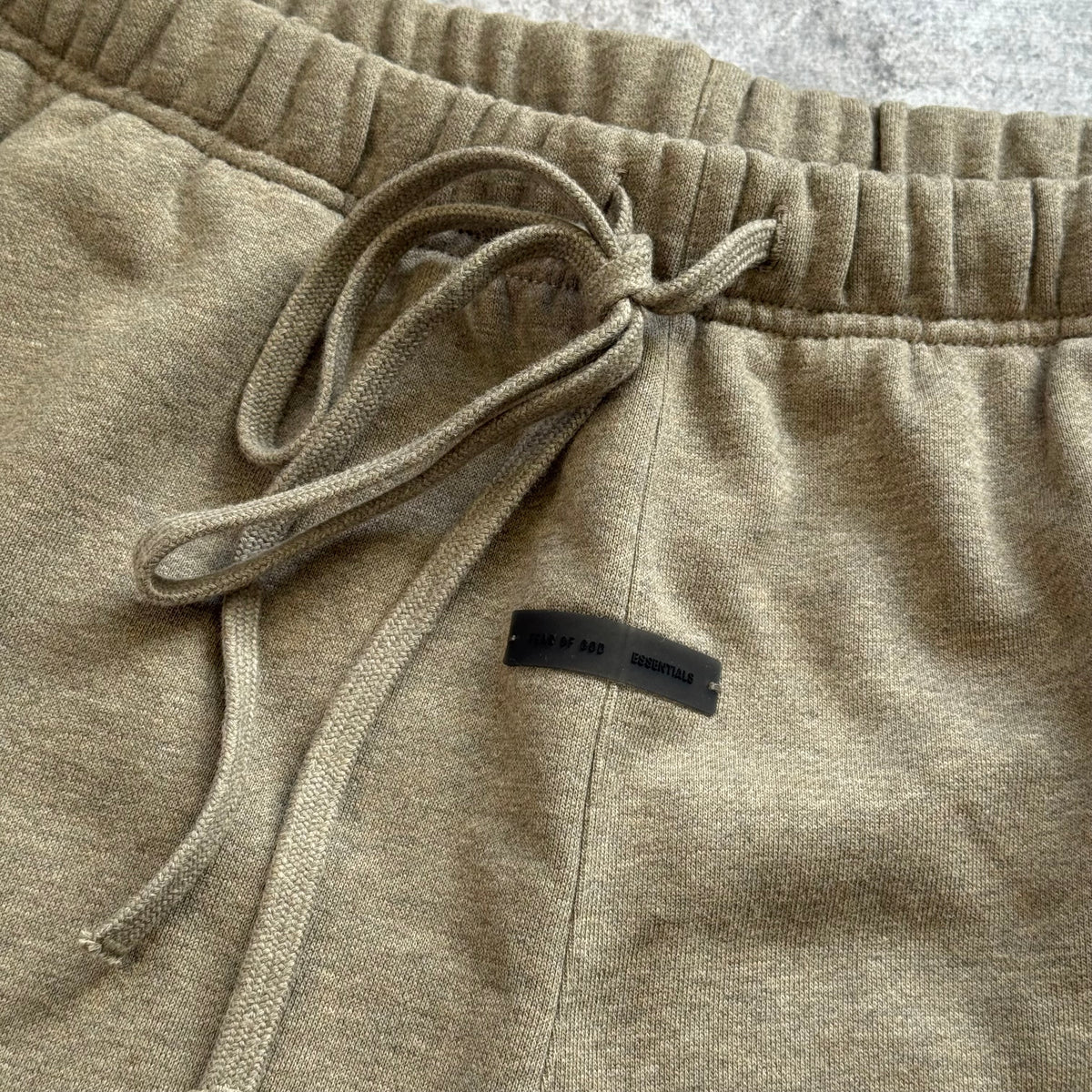 Remera Essentials "Classic Fleece Sweatshort" - Homestead Heather